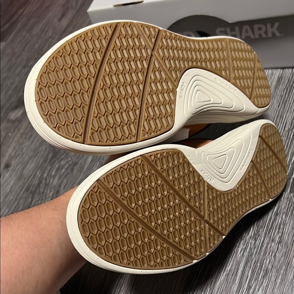 Comfortable Brown and Black Thong Sandals with Platform Sole - Picture 5 of 5